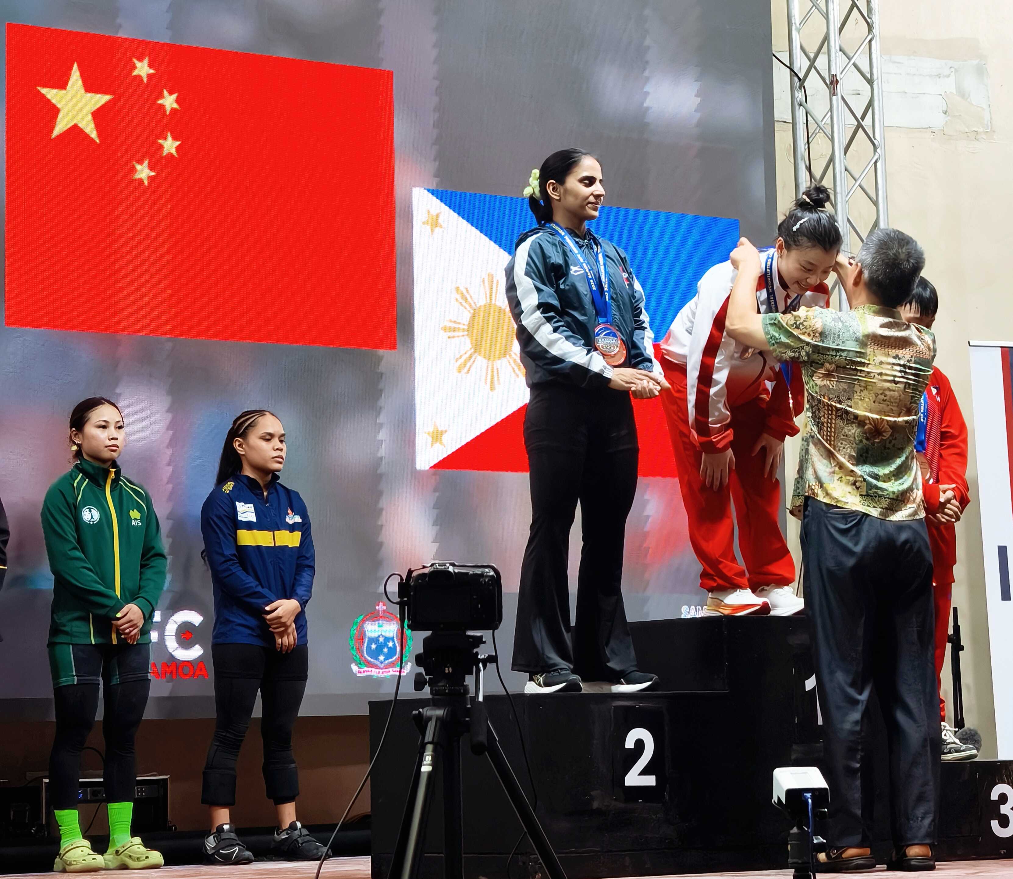 8.为俞梦倩颁奖.jpg